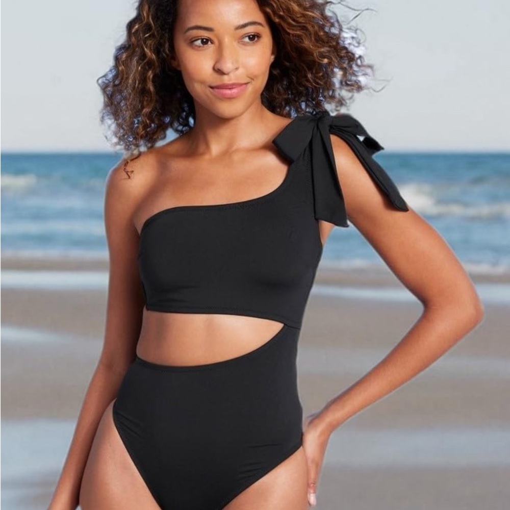 Shade & Shore Black One-Shoulder One Piece Swimsuit